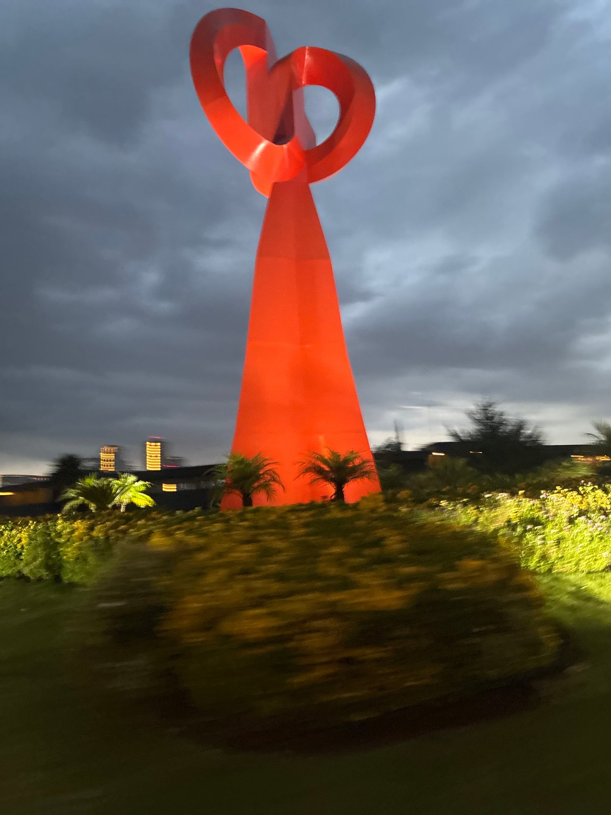 Orange geometric sculpture spotted in Huixquilucan de Degollado