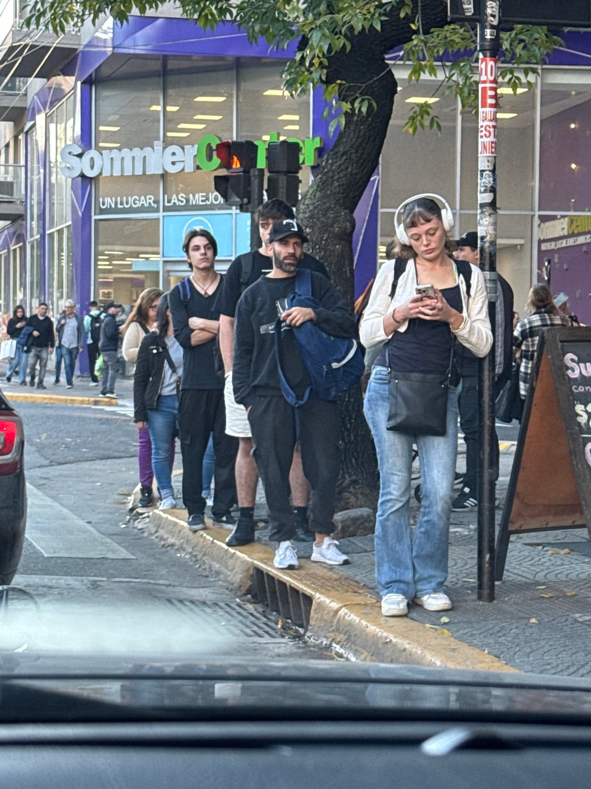 Routine street activity documented in Buenos Aires commercial district