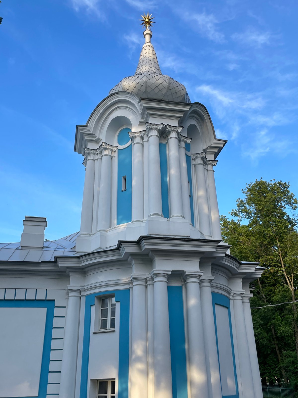 Evening tour of Saint Petersburg landmarks and parks captured