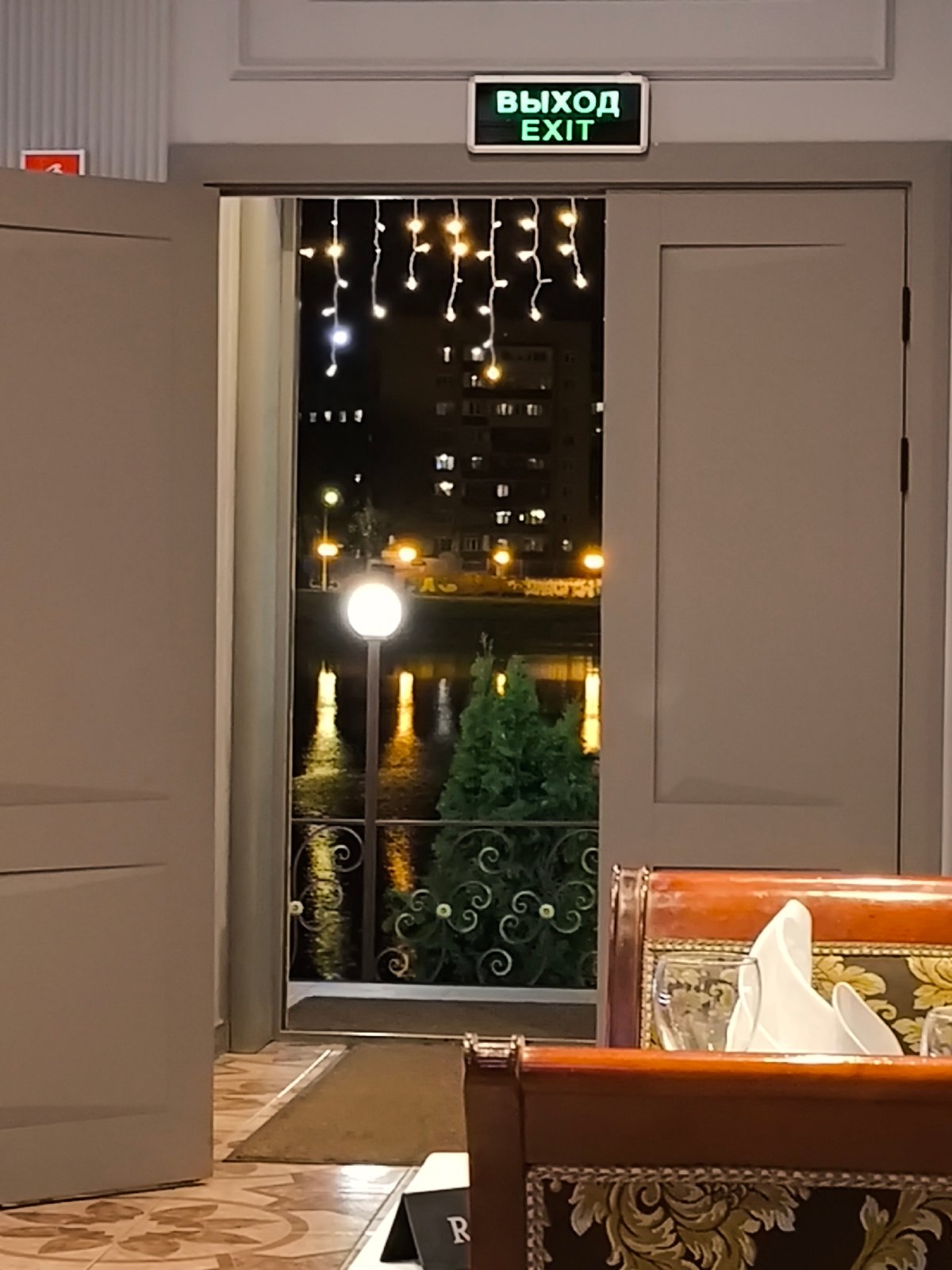 Diner documents upscale restaurant experience in Khimki, Russia