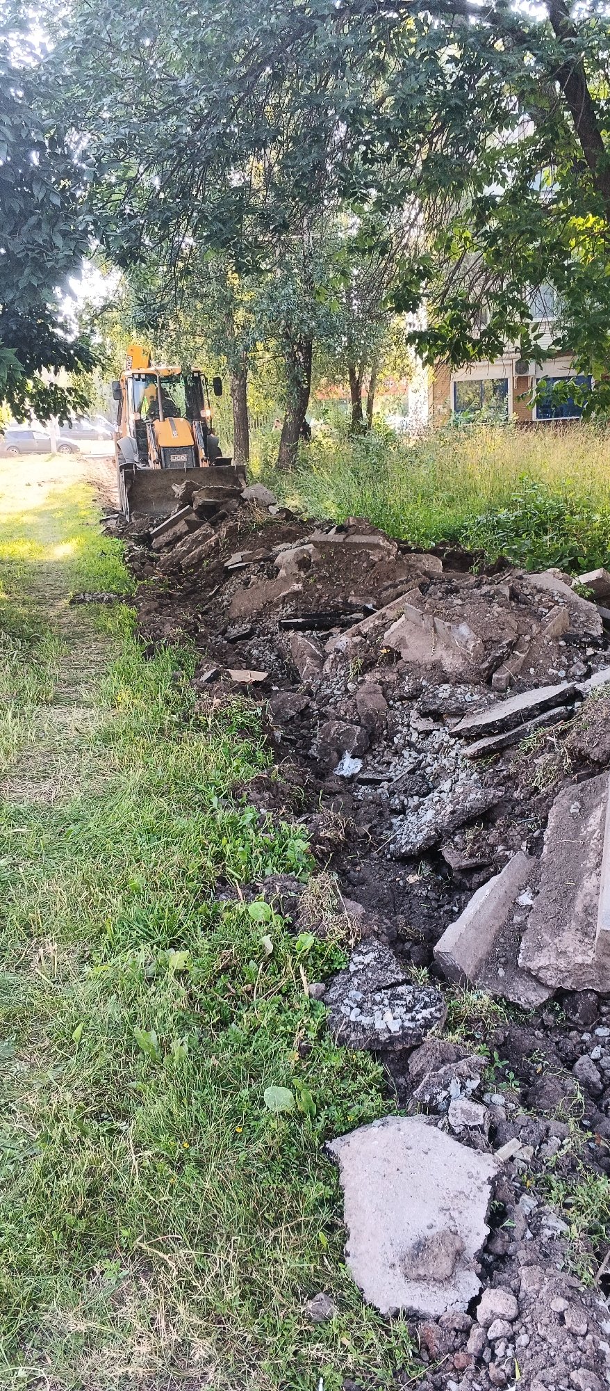 Construction and everyday street life in a summer Izhevsk neighborhood