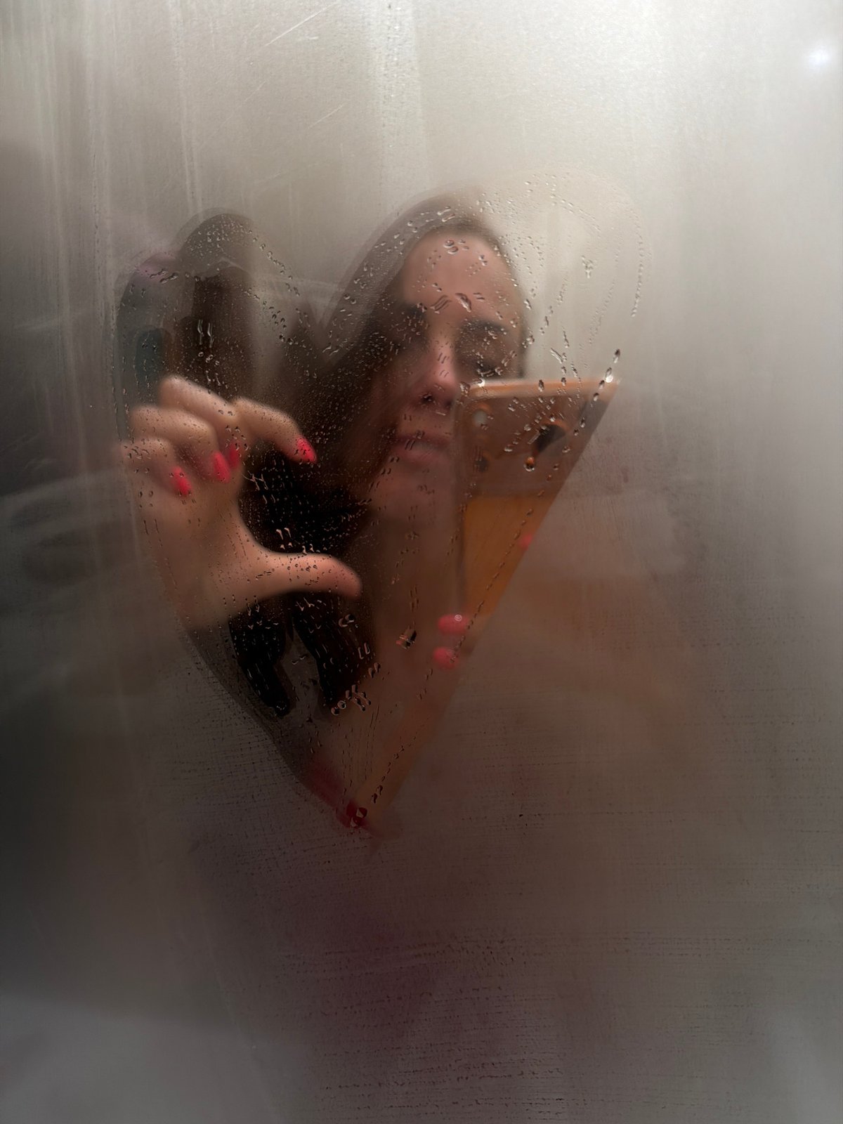 Person photographs selfies, draws heart on steamy glass in Birobidzhan