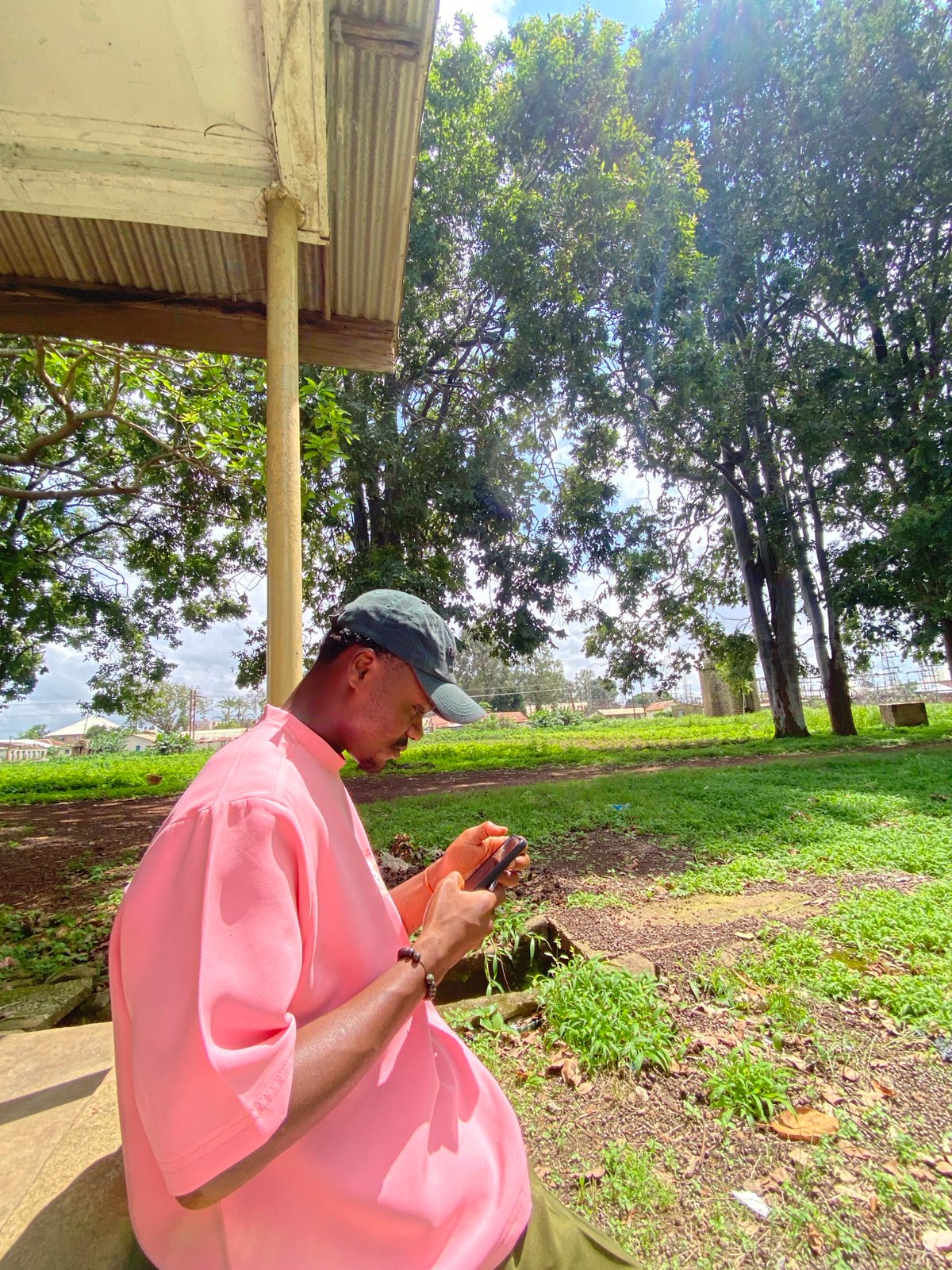 Everyday life in Bukuru — yards, paths, and a local market