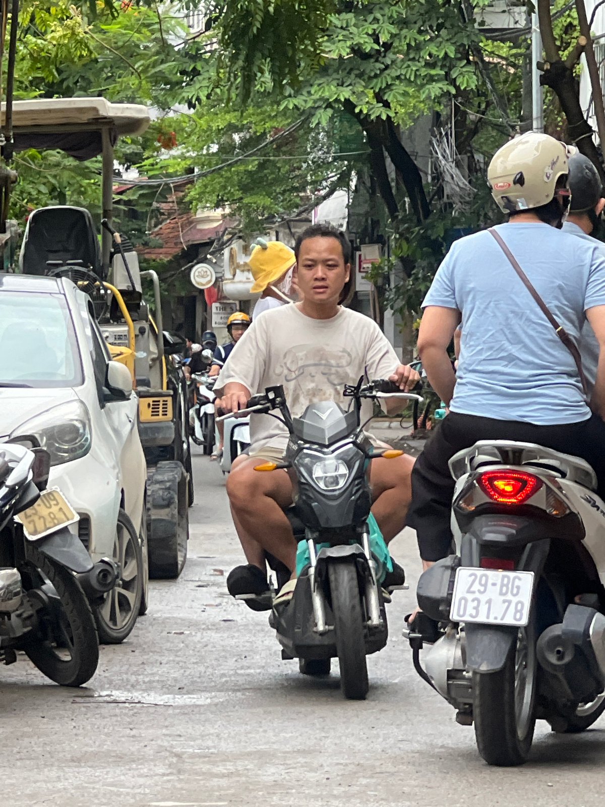 Street life and everyday moments across central Hà Nội