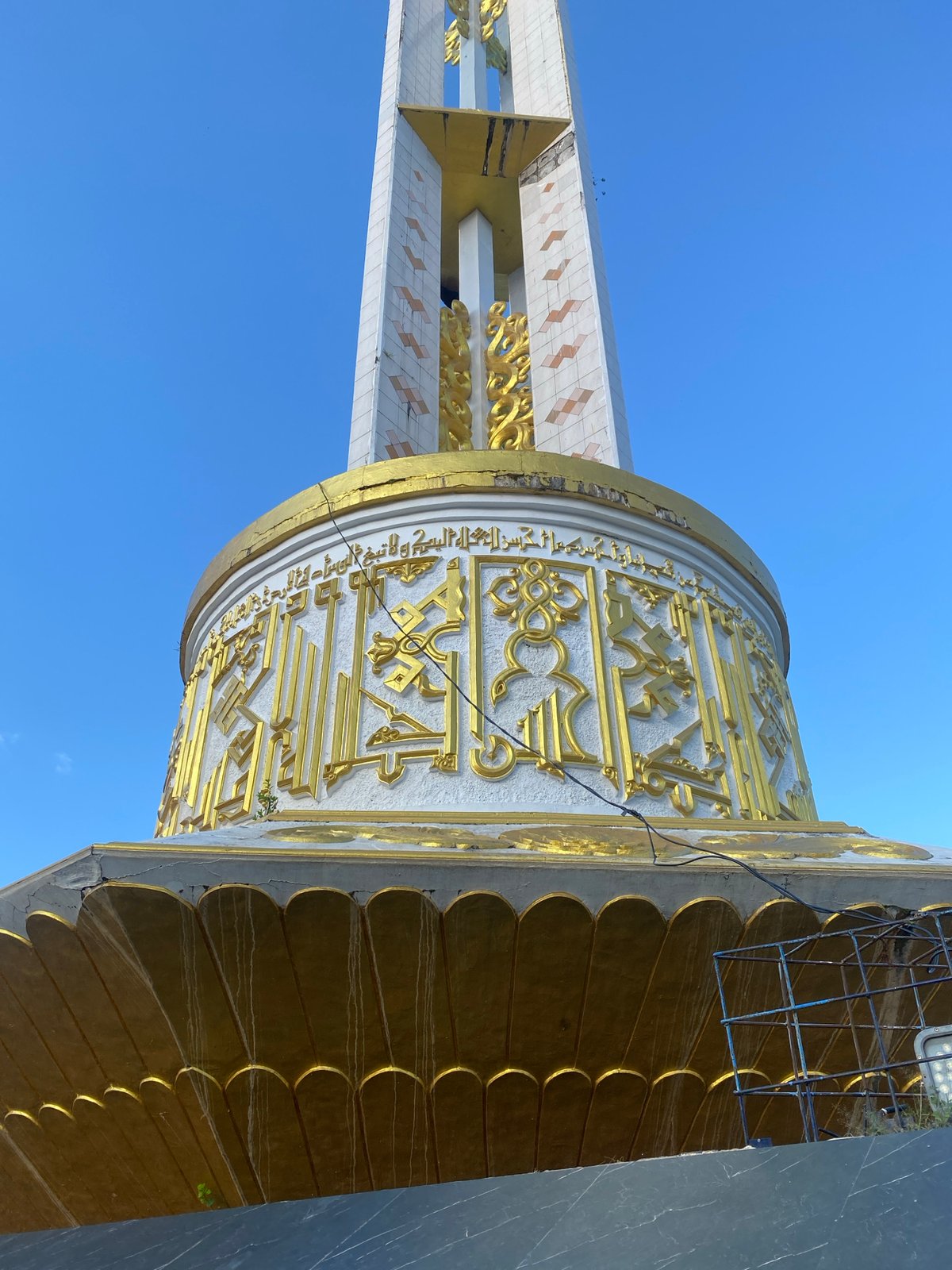 Morning hangout around Martapura's Diamond Monument and gem market