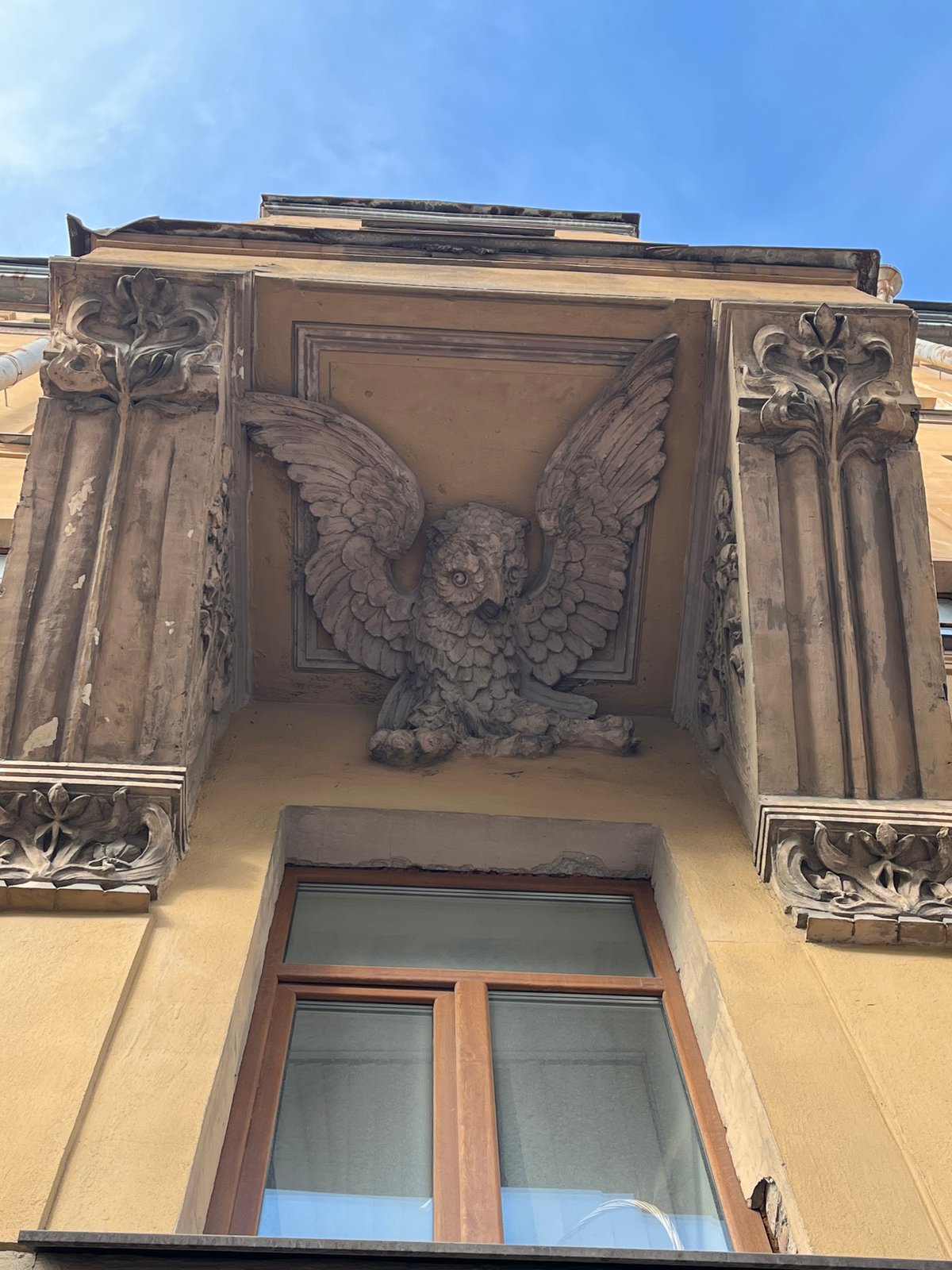Architectural tour captures Saint Petersburg facades and monument