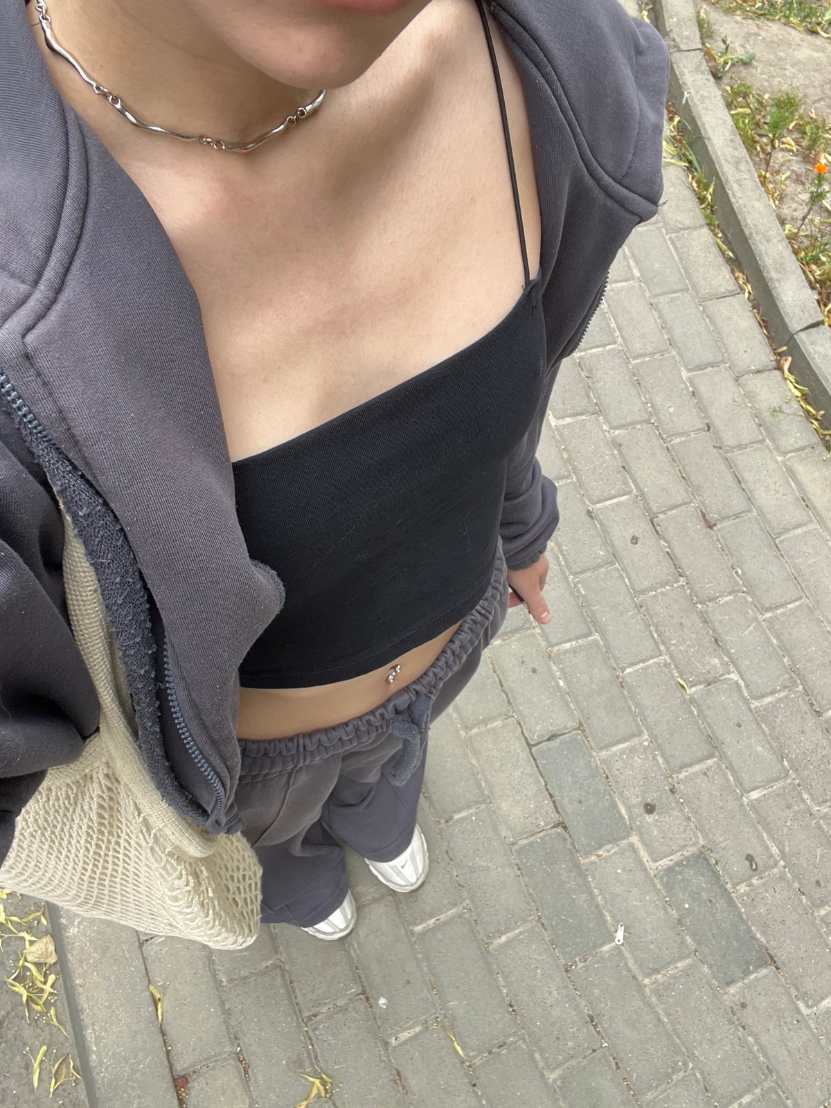 Sidewalk stop in Ternopil: casual outfit and white hydrangeas