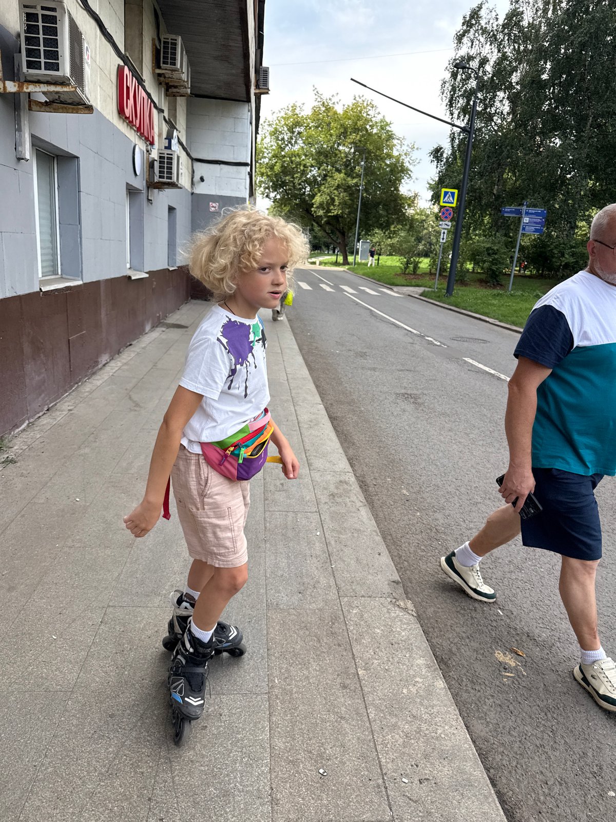 Everyday movement through Moscow streets and paths, midday.