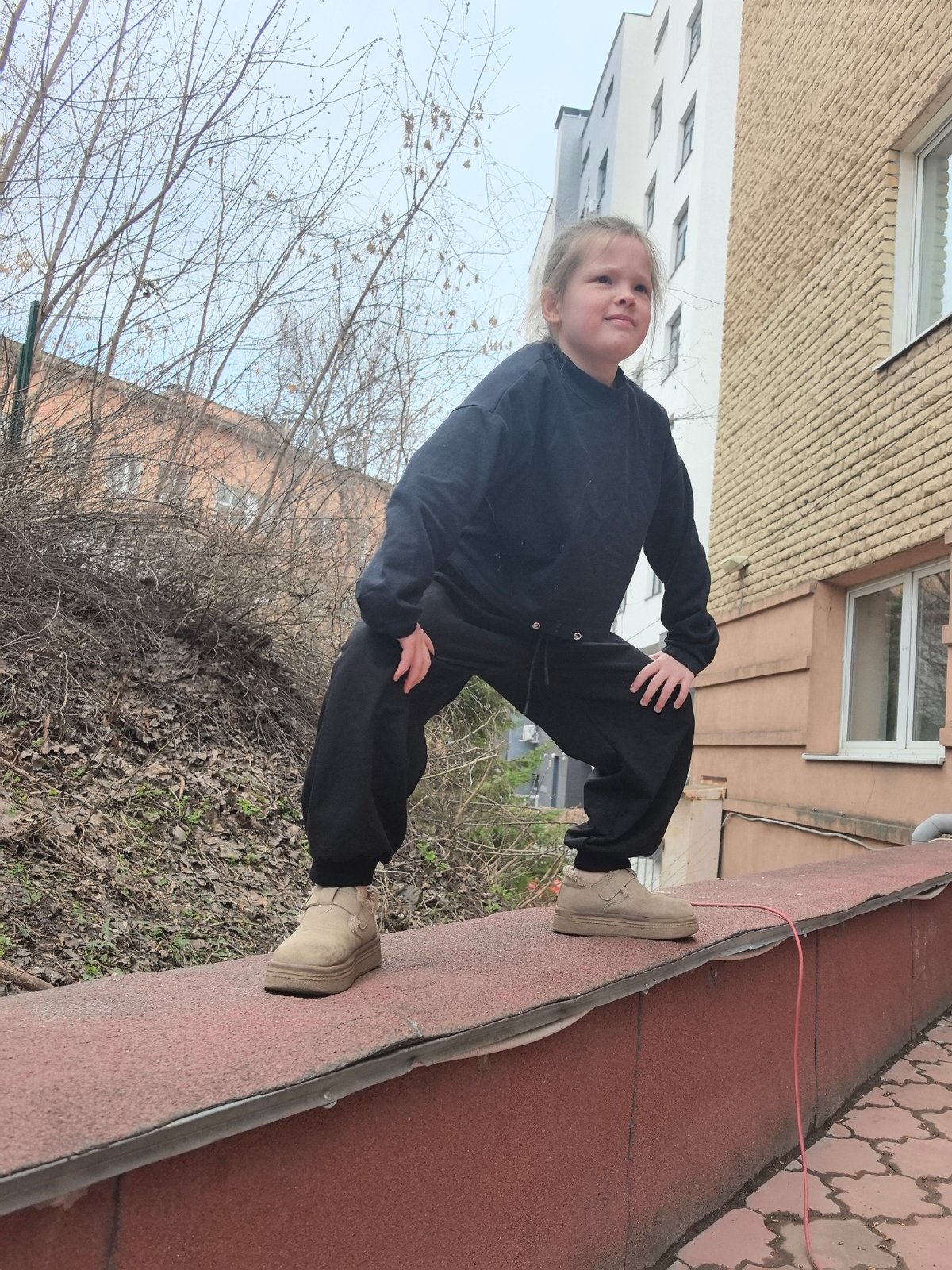 Girl performs gymnastics on wall in Nizhny Novgorod plaza