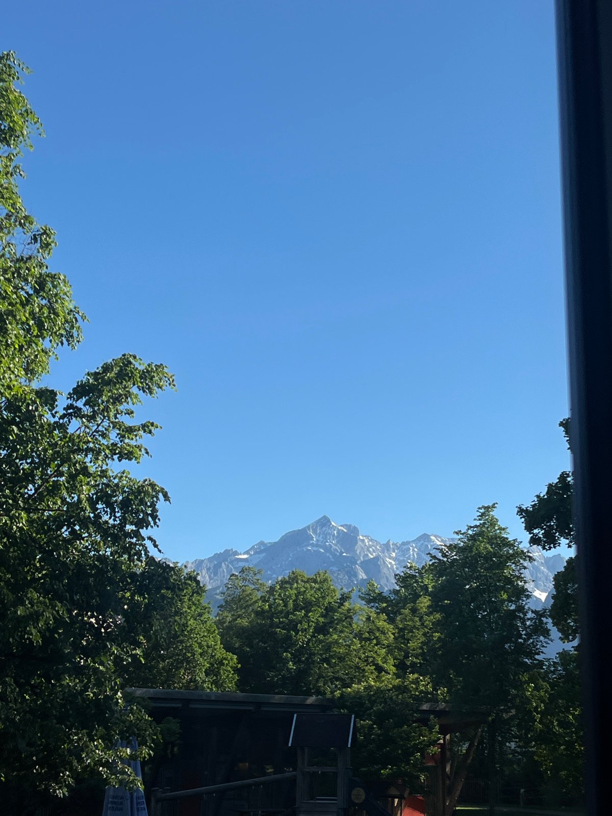 Clear skies observed over Garmisch-Partenkirchen mountains