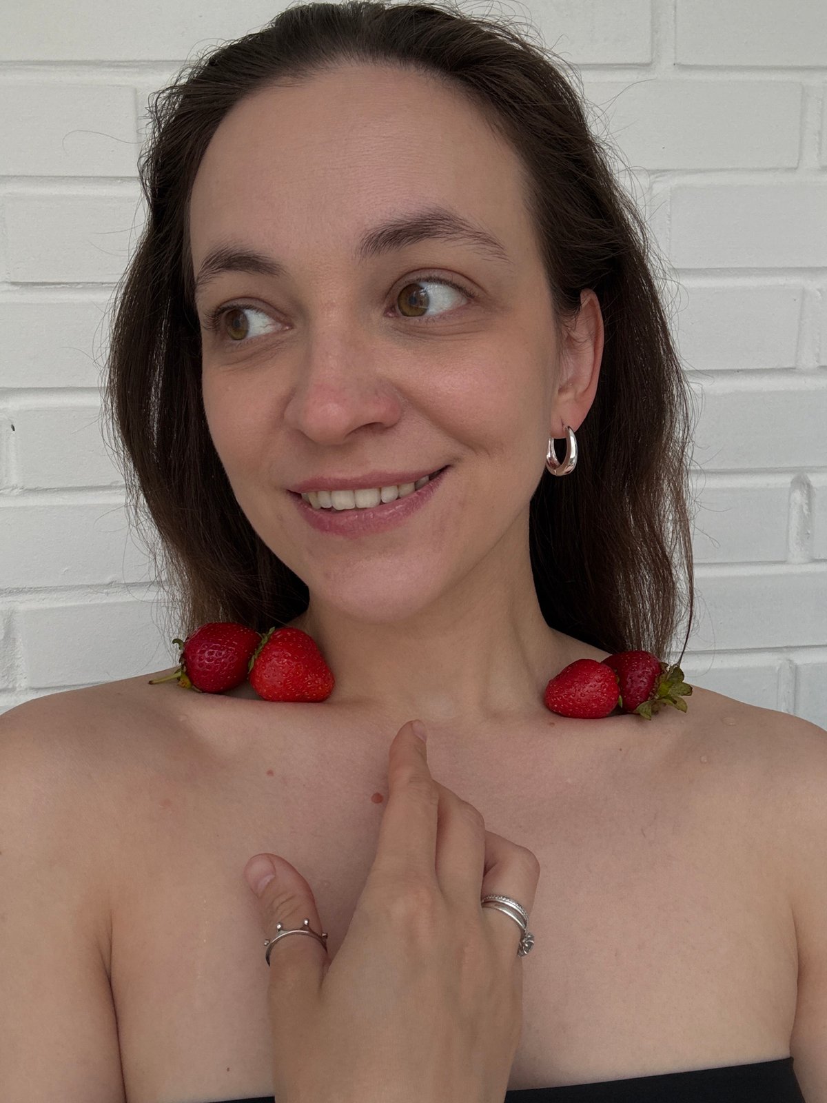 Family portraits and fresh strawberries captured in Chaikovsky, Russia
