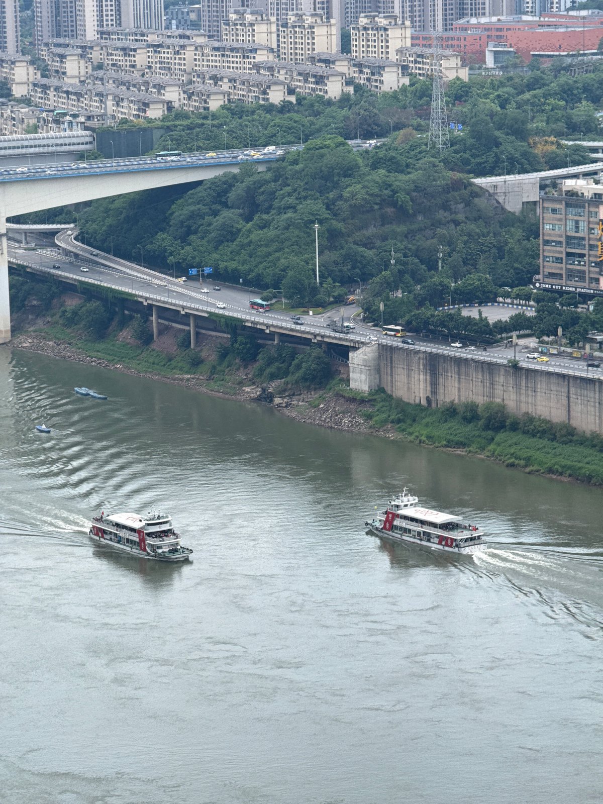 Early morning tourism activity documented across Yuzhong District, Chongqing