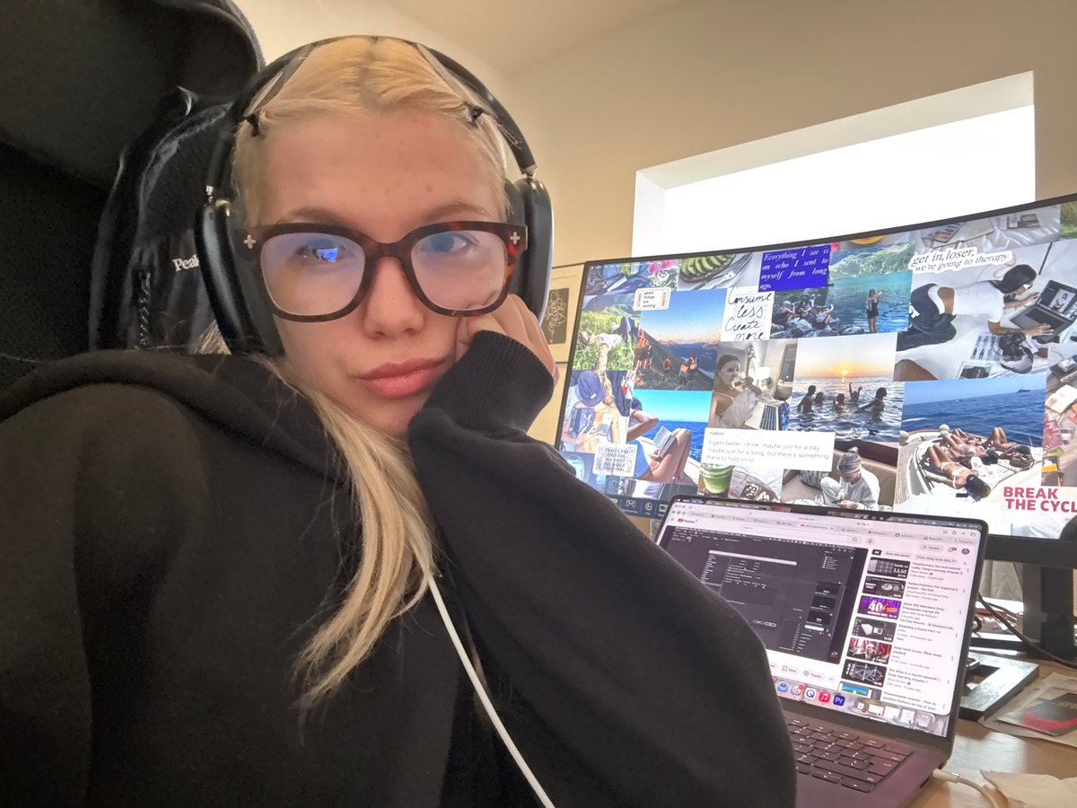 Blonde individual in Peak headphones photographed in Antwerp selfie