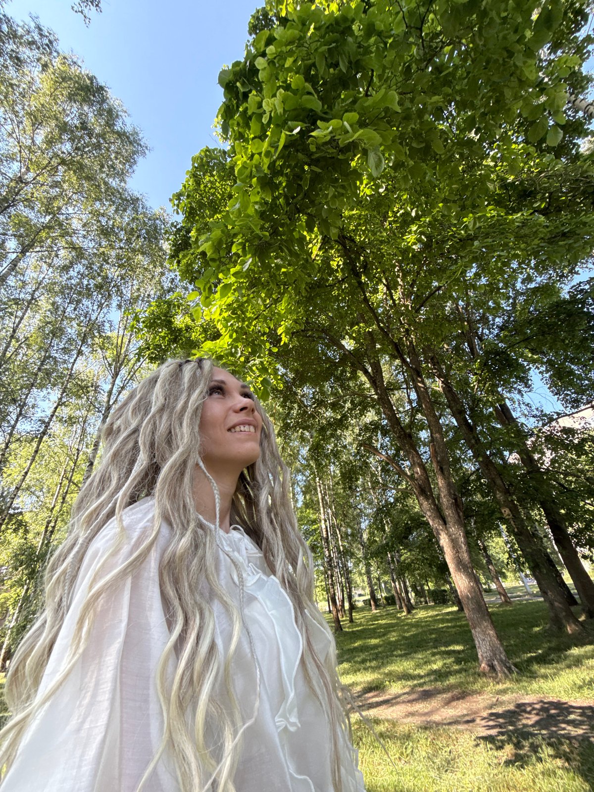 Woman poses for photos in Rusanovo park during morning session