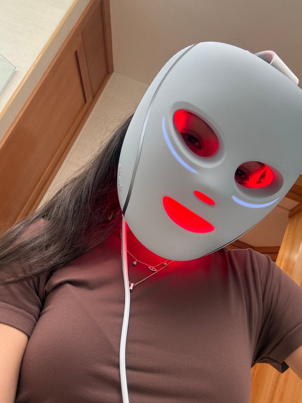 Person documents LED facial therapy routine in Mexican home