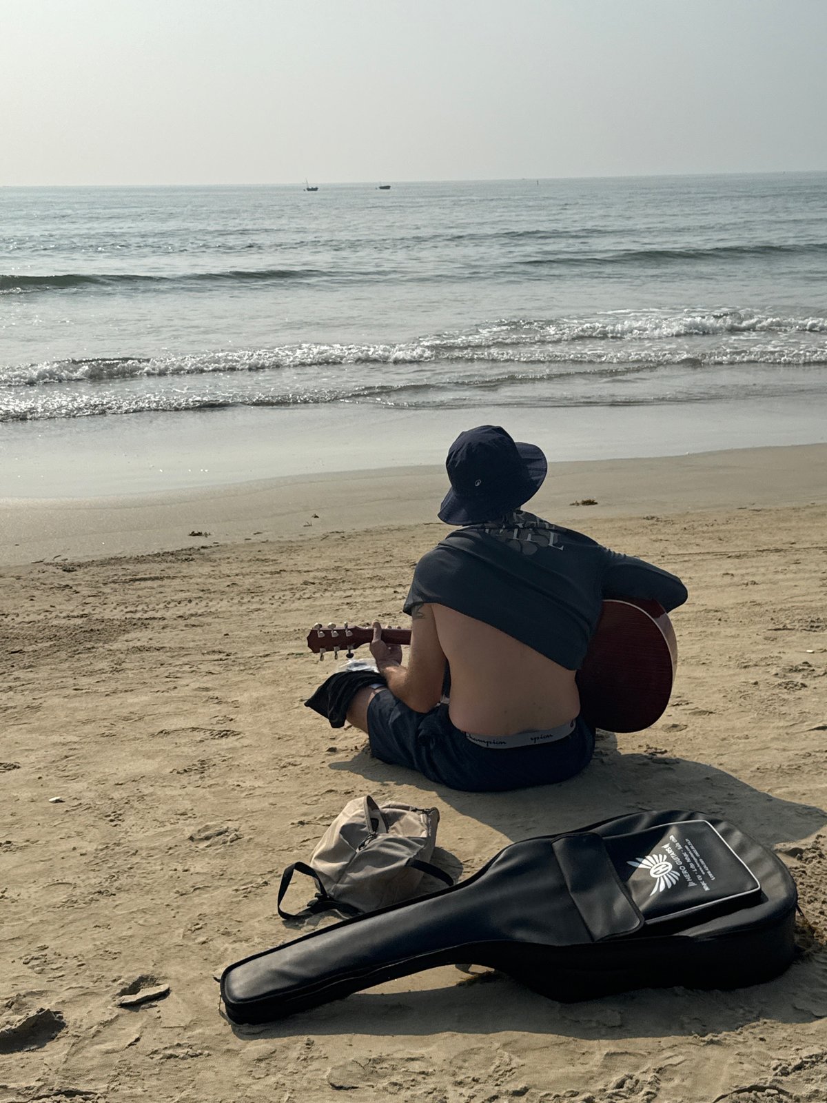 Beach guitarist, martial arts practice captured in Đà Nẵng
