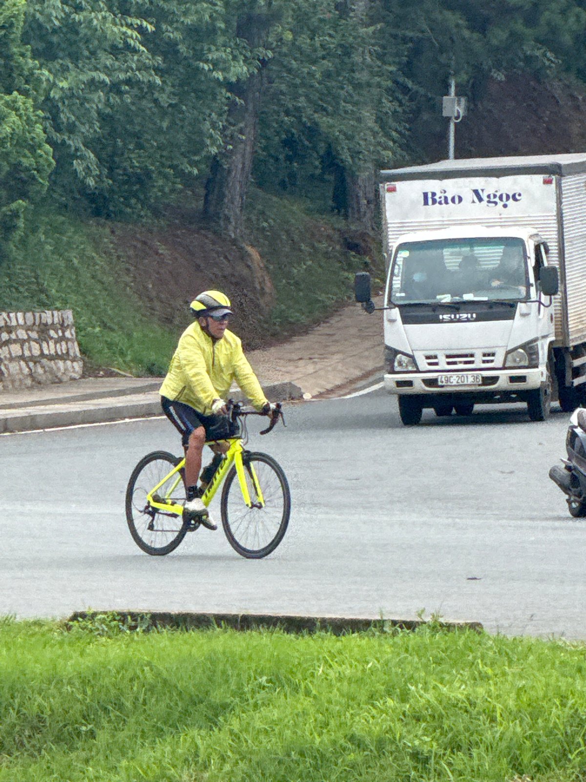 Morning recreation captured across Da Lat: cycling, horseback riding, fishing