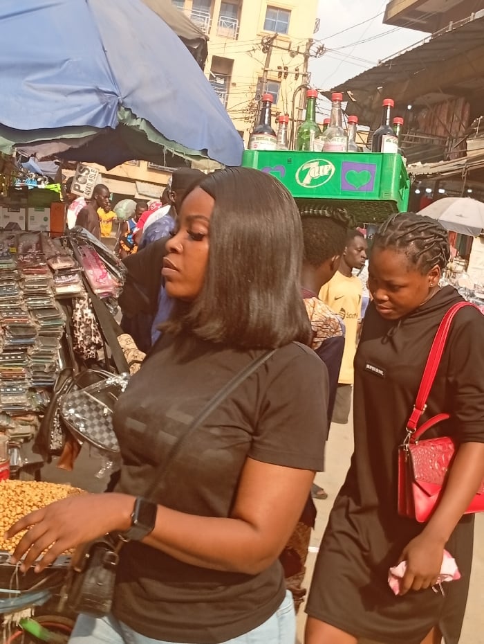 Daily life documented at busy Fegge street market