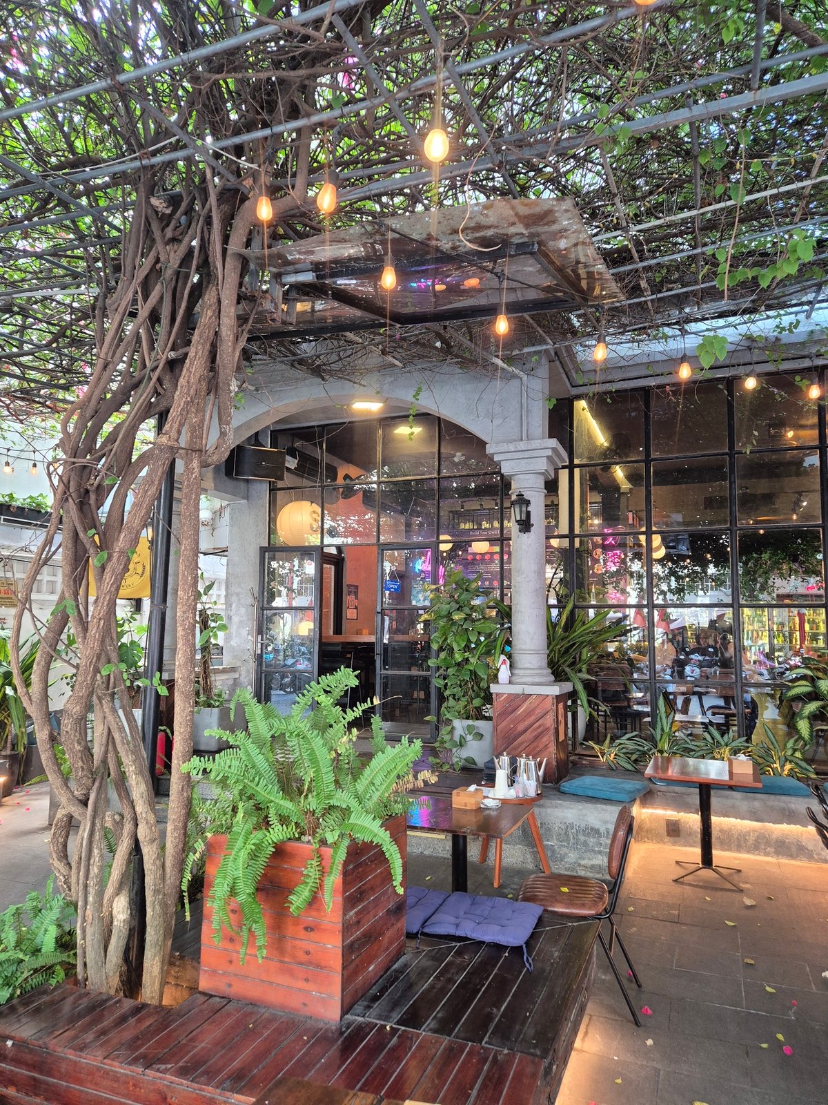 Early morning life captured across Đà Nẵng's cafes and beaches