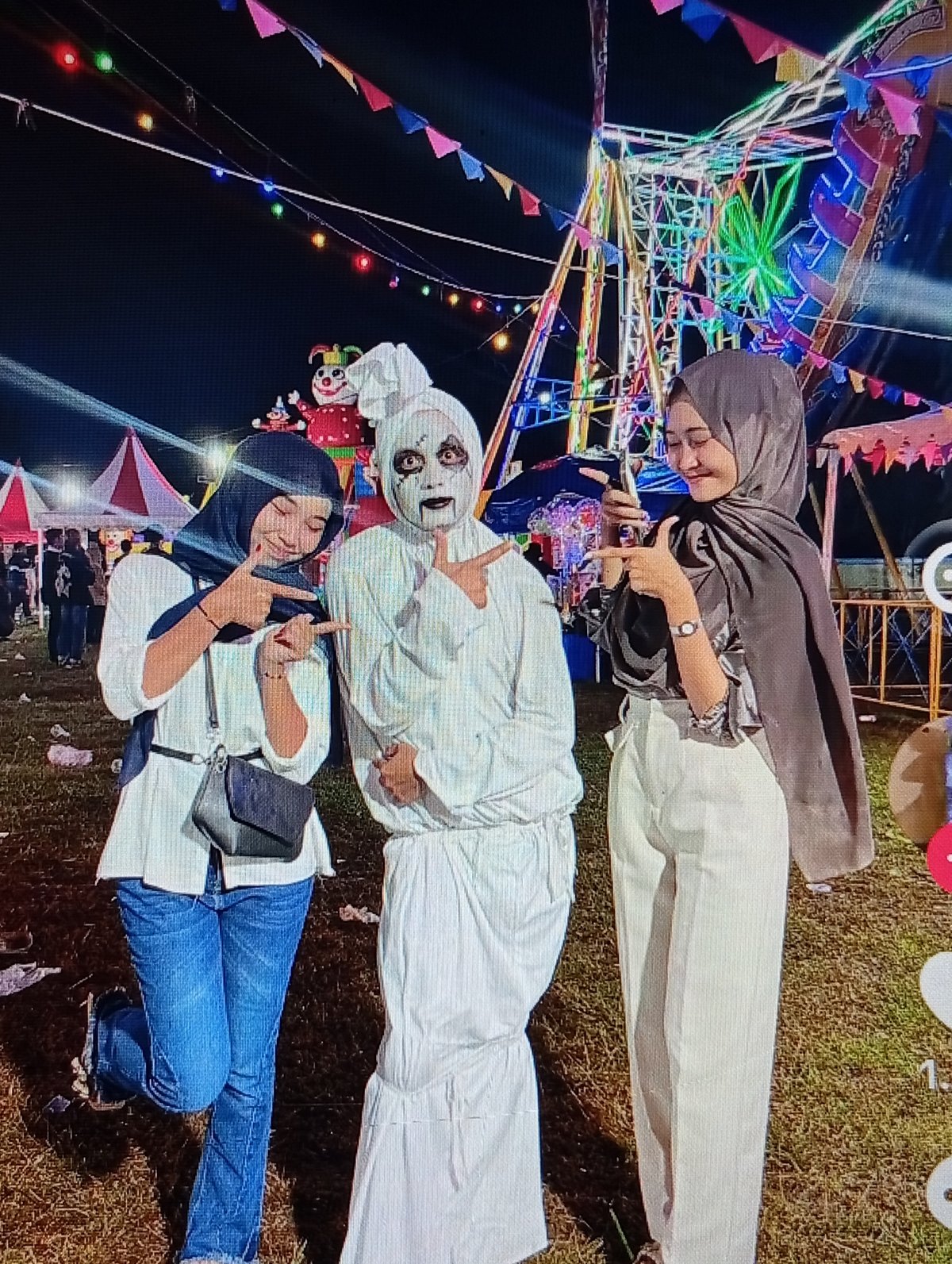 Nighttime carnival draws crowds to Lhokseumawe fairgrounds