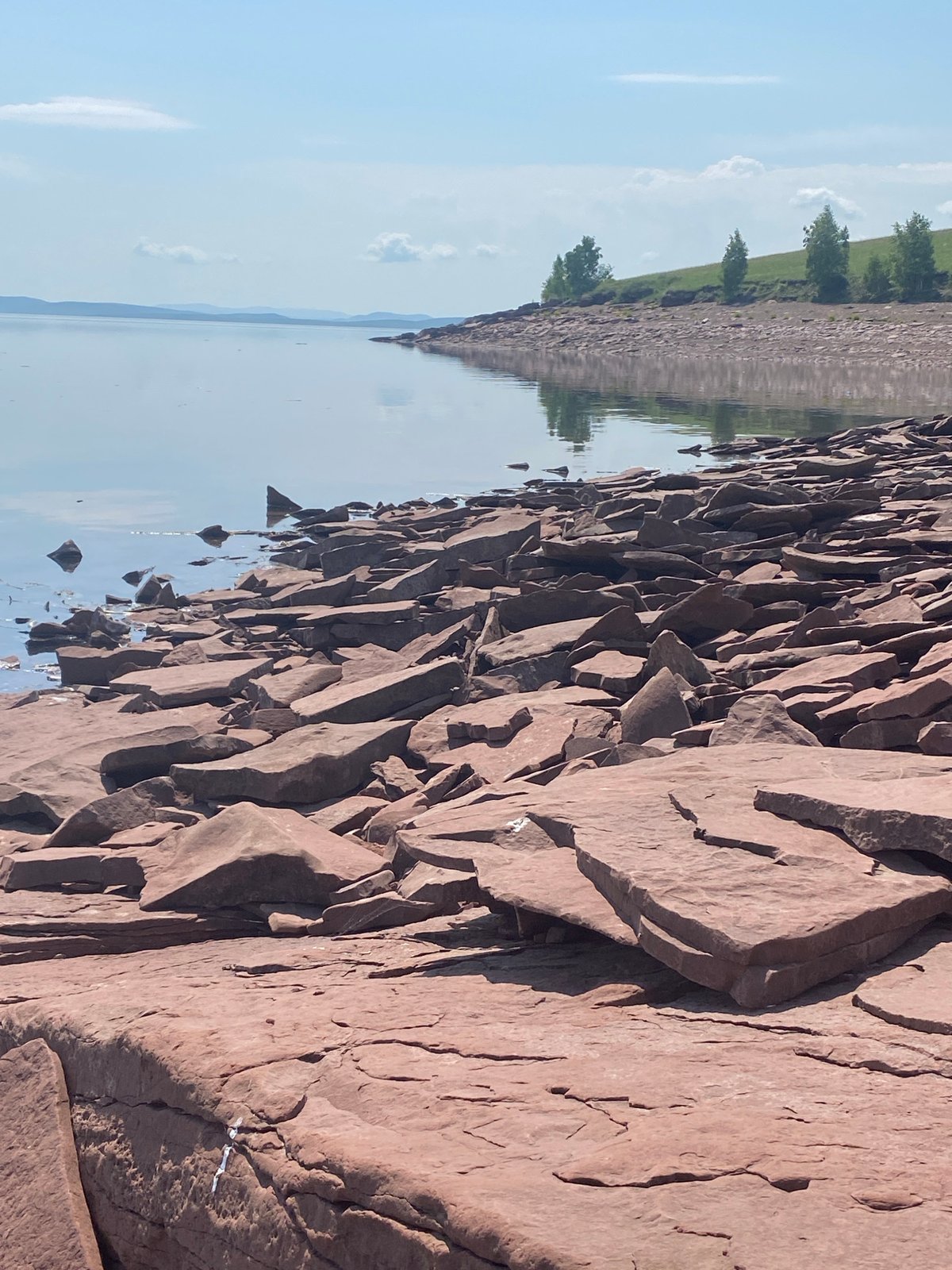 Rocky shoreline documented in Ust'-Erba, Russia