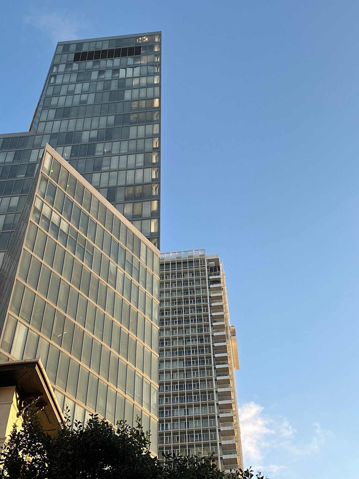 Tel Aviv afternoon: live music, bars, and glass towers