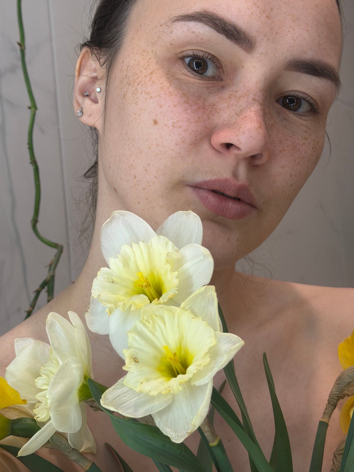 Spring portrait session with daffodils captured in Chaikovsky, Russia