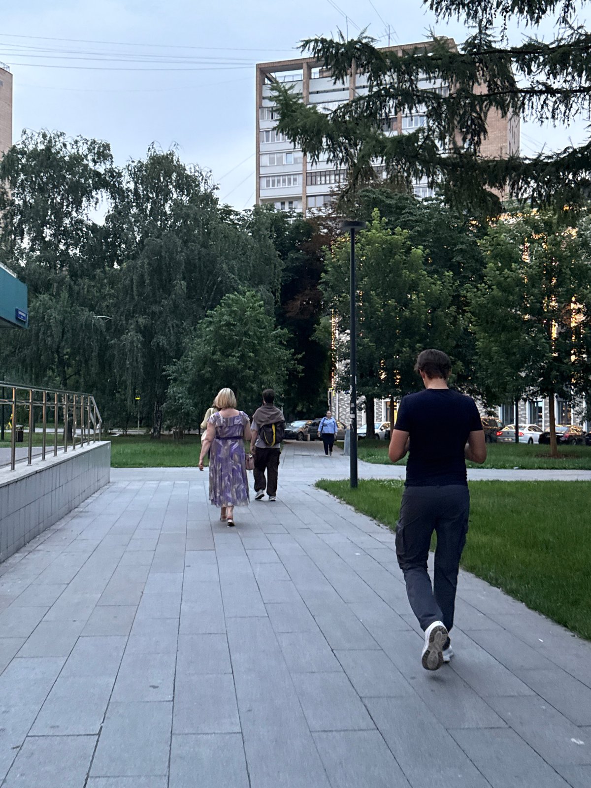 Evening foot traffic across west Moscow's commercial and residential streets