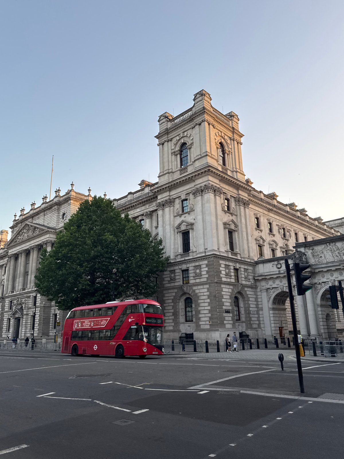 Golden hour walkabout through Westminster's monuments and streets