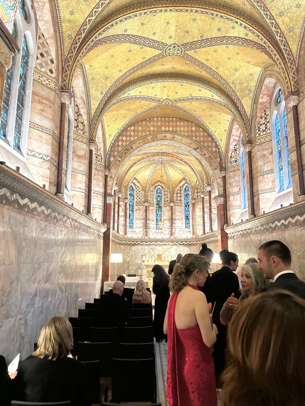 London scenes captured: cathedral service, pedestrian activity, architecture