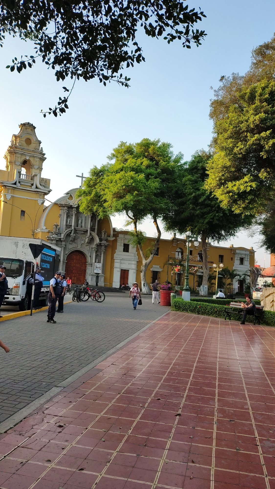 Evening documentation of Barranco park features and visitors