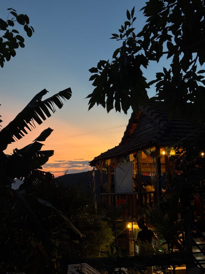 Twilight temple tour documented across Nha Trang's Long Son Pagoda