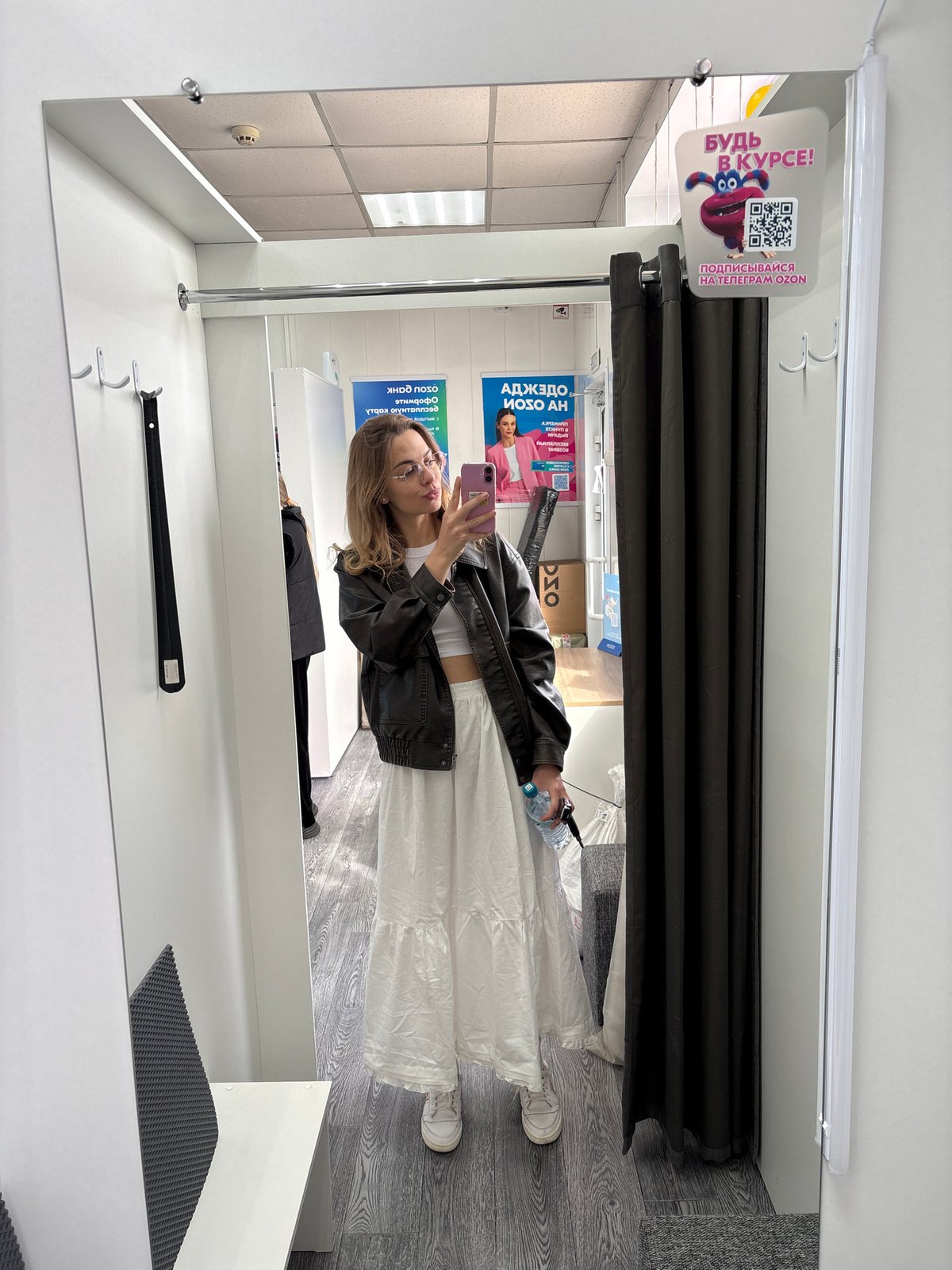 Woman takes fitting room selfie in Russian store