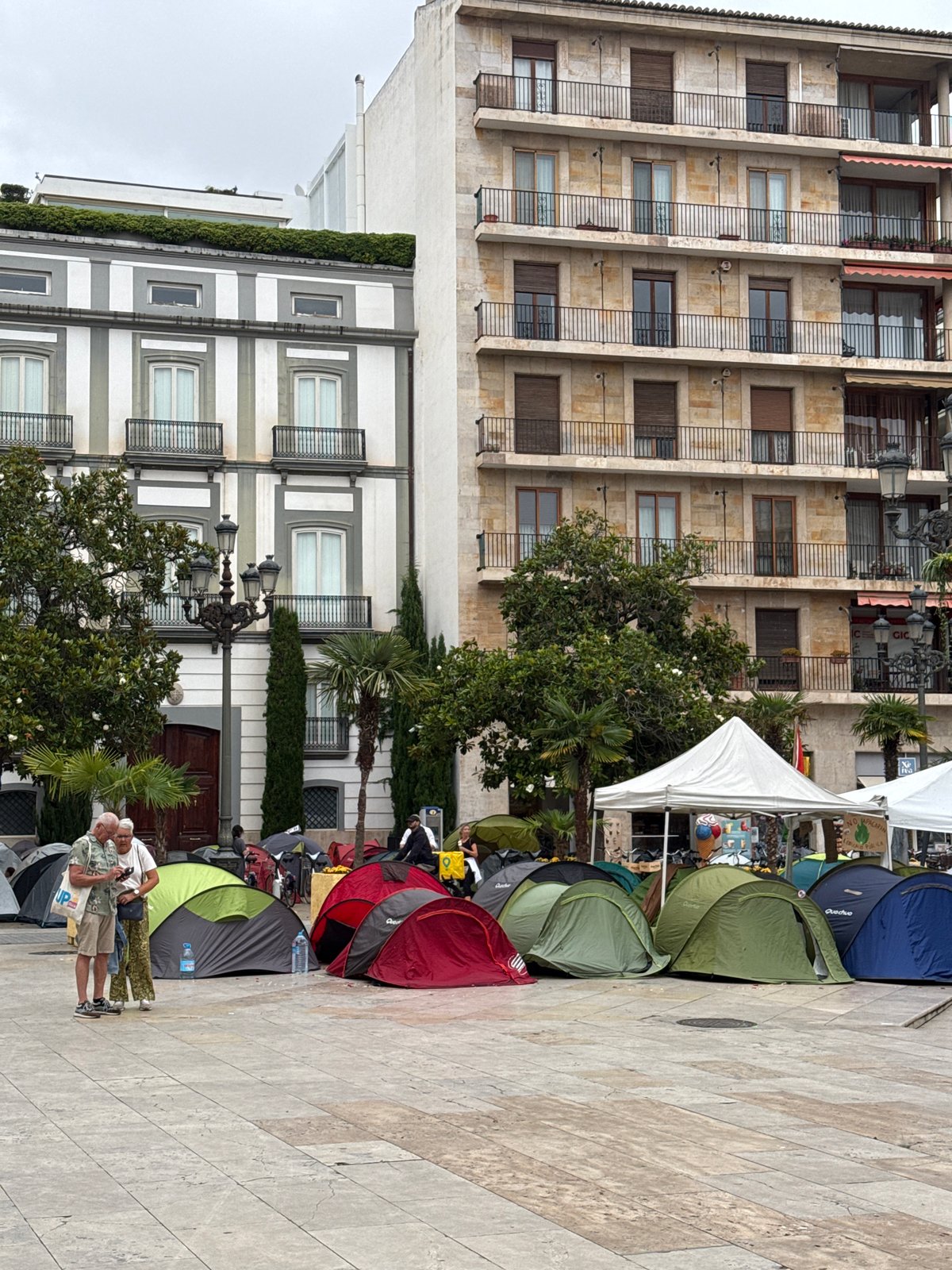 Tented gathering draws crowds to historic València plaza