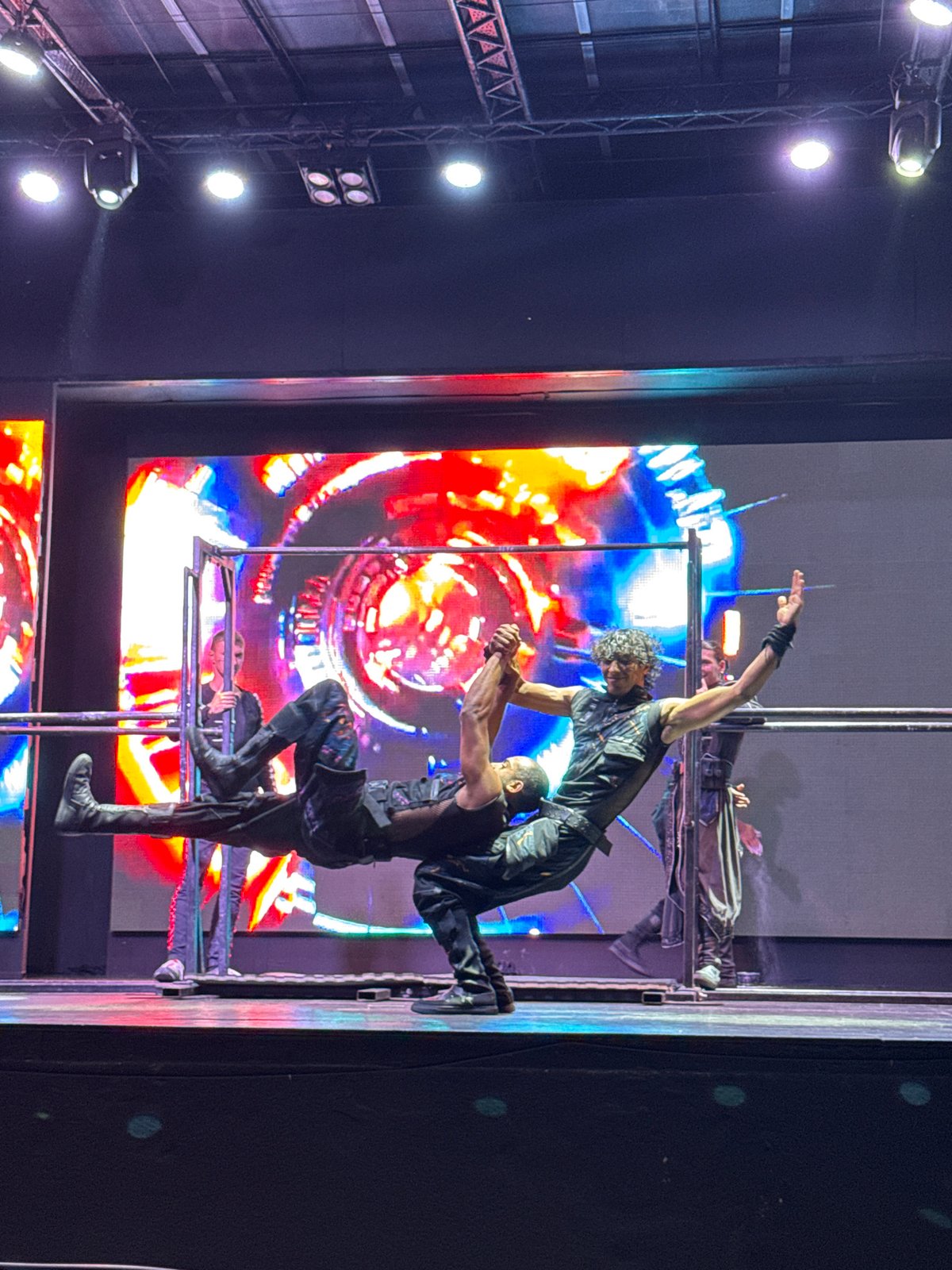 Resort variety show brings acrobatics, dance, and costumes to Manavgat stage