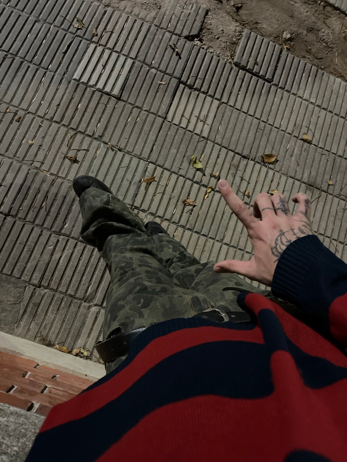 Person in camouflage spotted on Bahía Blanca walkways