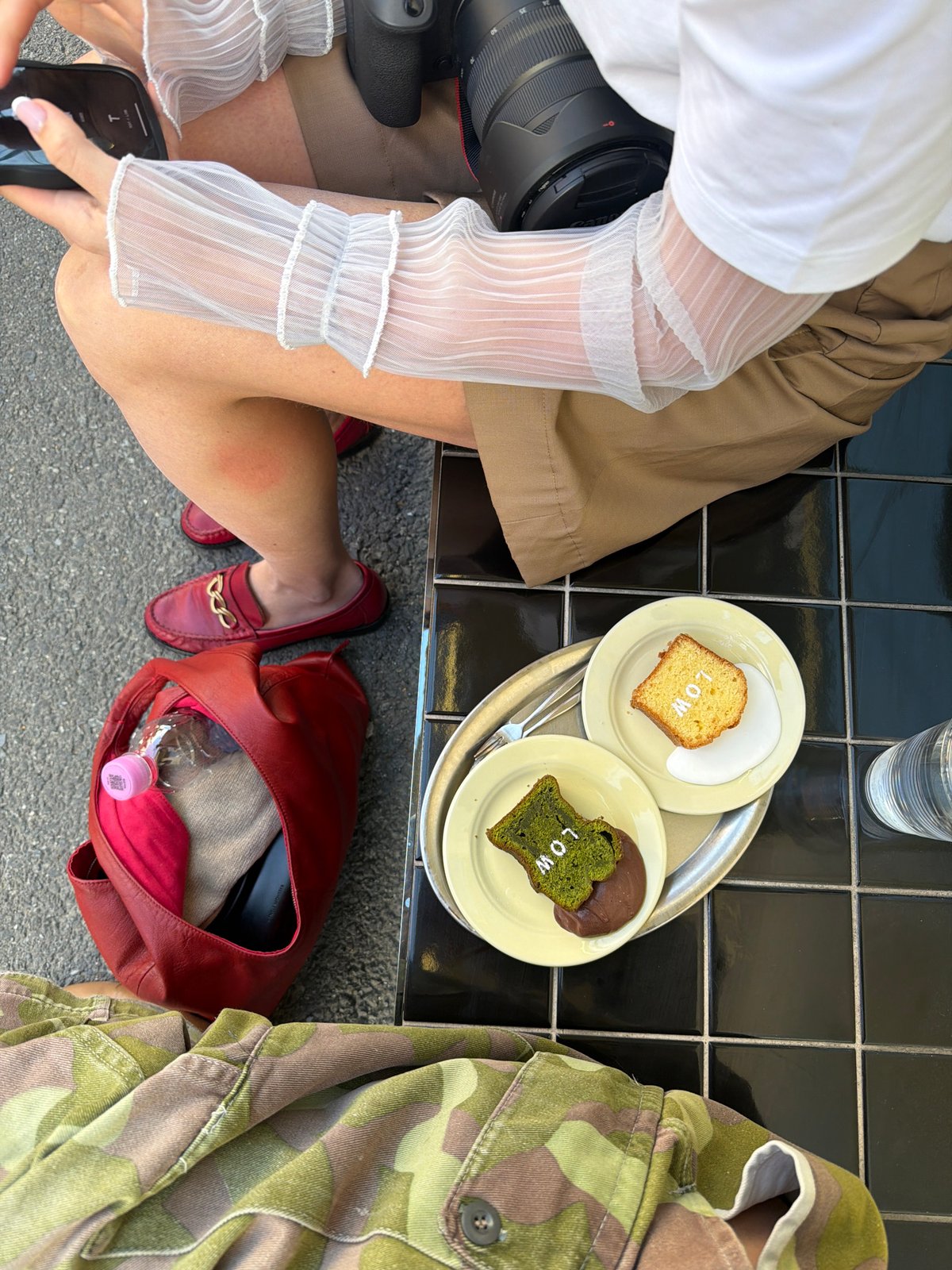 Blonde woman spotted across Seoul locations during morning hours