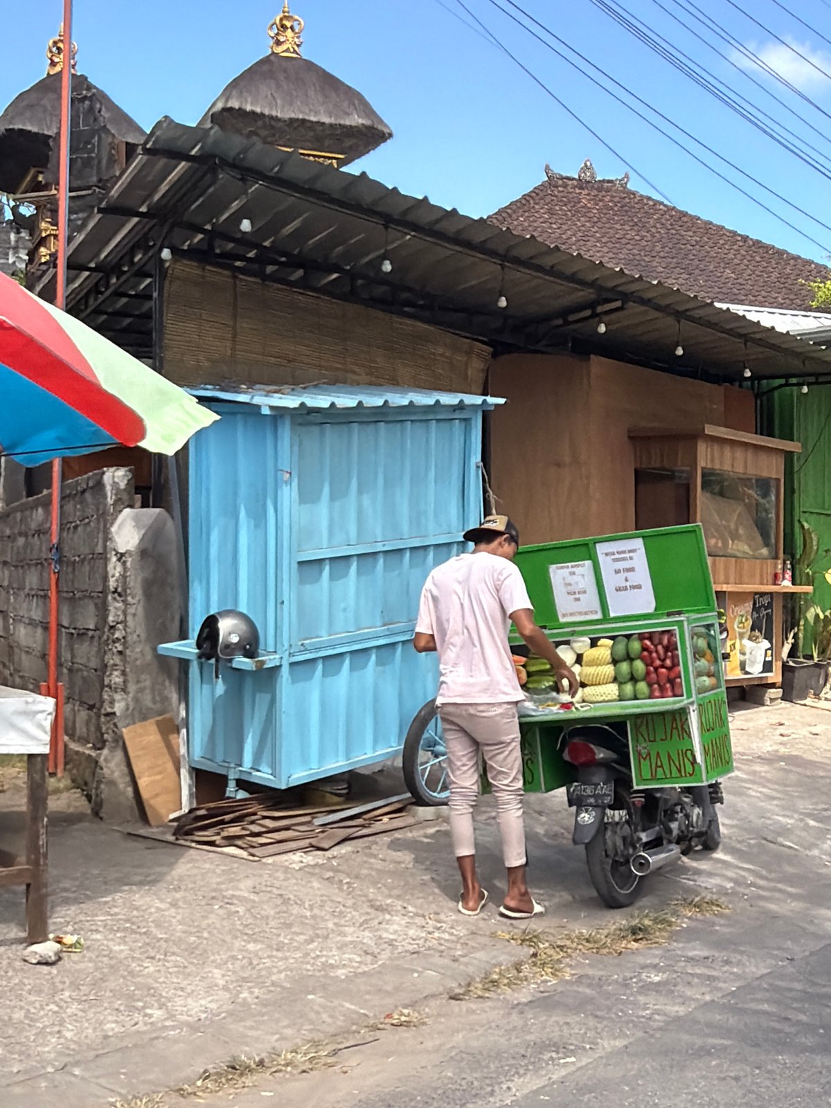 Street fruit cart and a quick selfie in Kuta Selatan