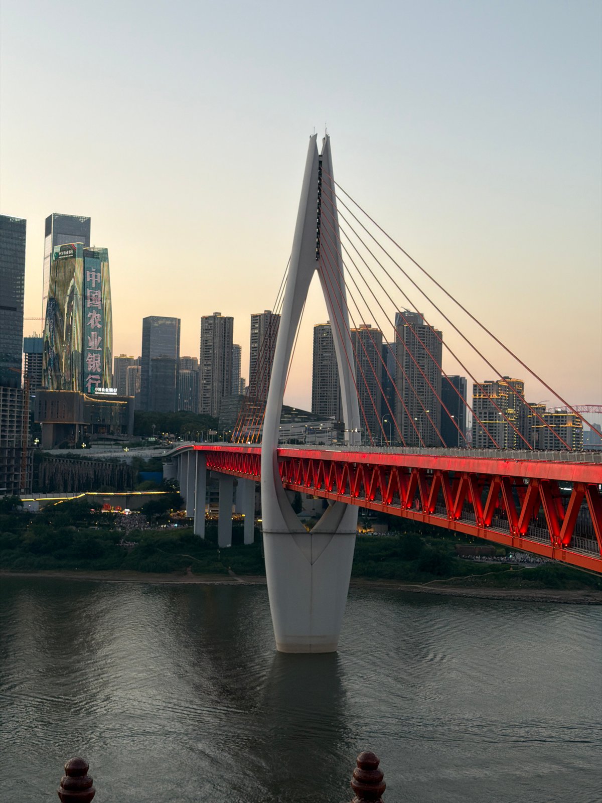 Dusk at Hongyadong: lit-up waterfront, crowds, and traditional dress