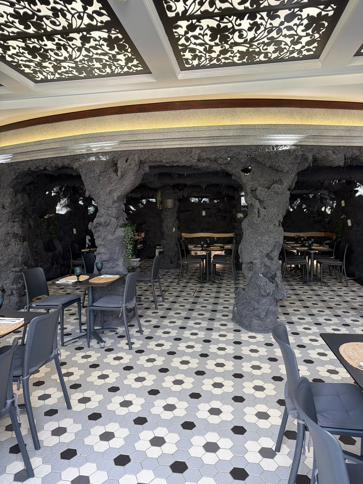 Inside a Porto restaurant, then out to Crystal Palace Gardens