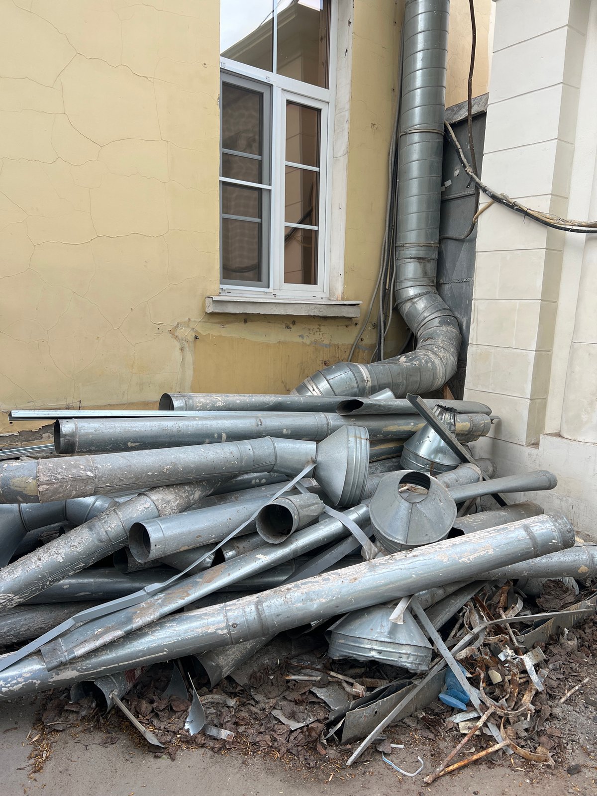 Construction materials documented in Moscow courtyard area