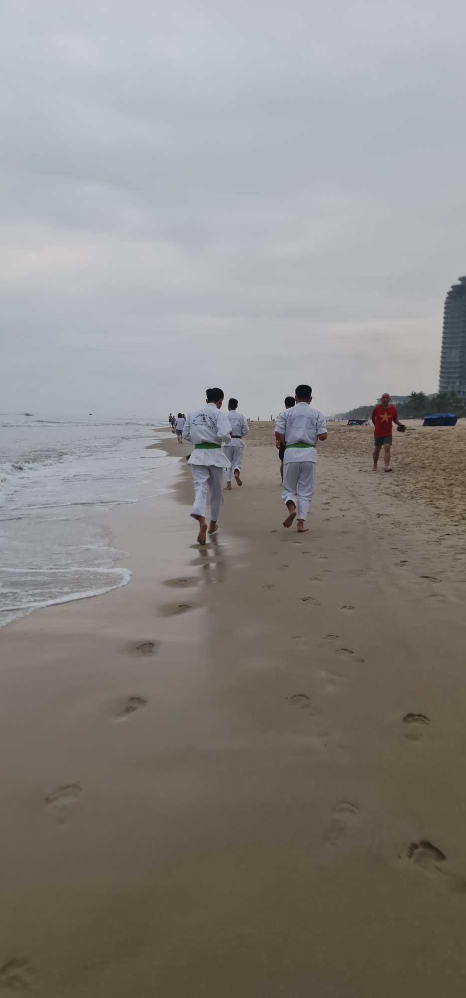 Beach training session observed in Đà Nẵng under overcast skies