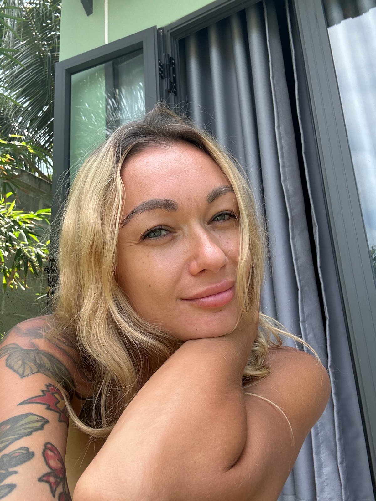 Woman takes outdoor selfies in Mũi Né, Vietnam