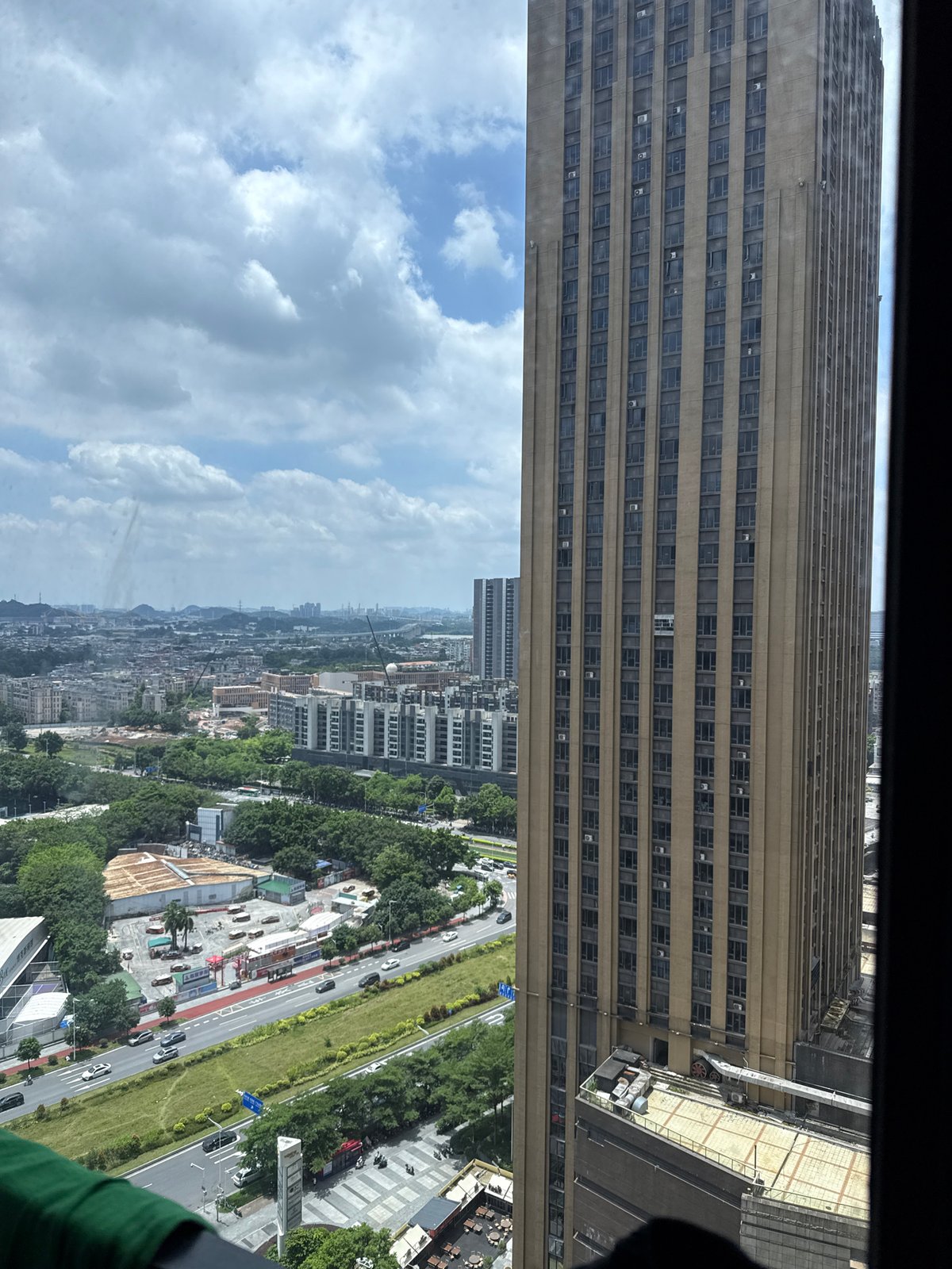 Haizhu District streets on a busy summer morning