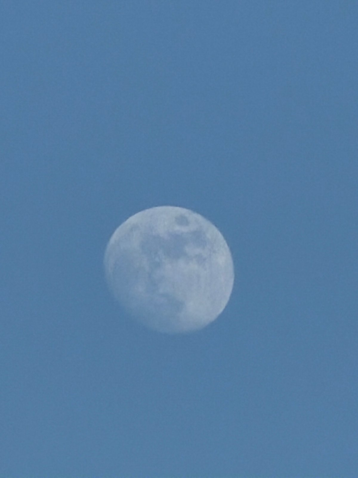 Daytime moon and aircraft contrails observed in Chaikovsky Russia