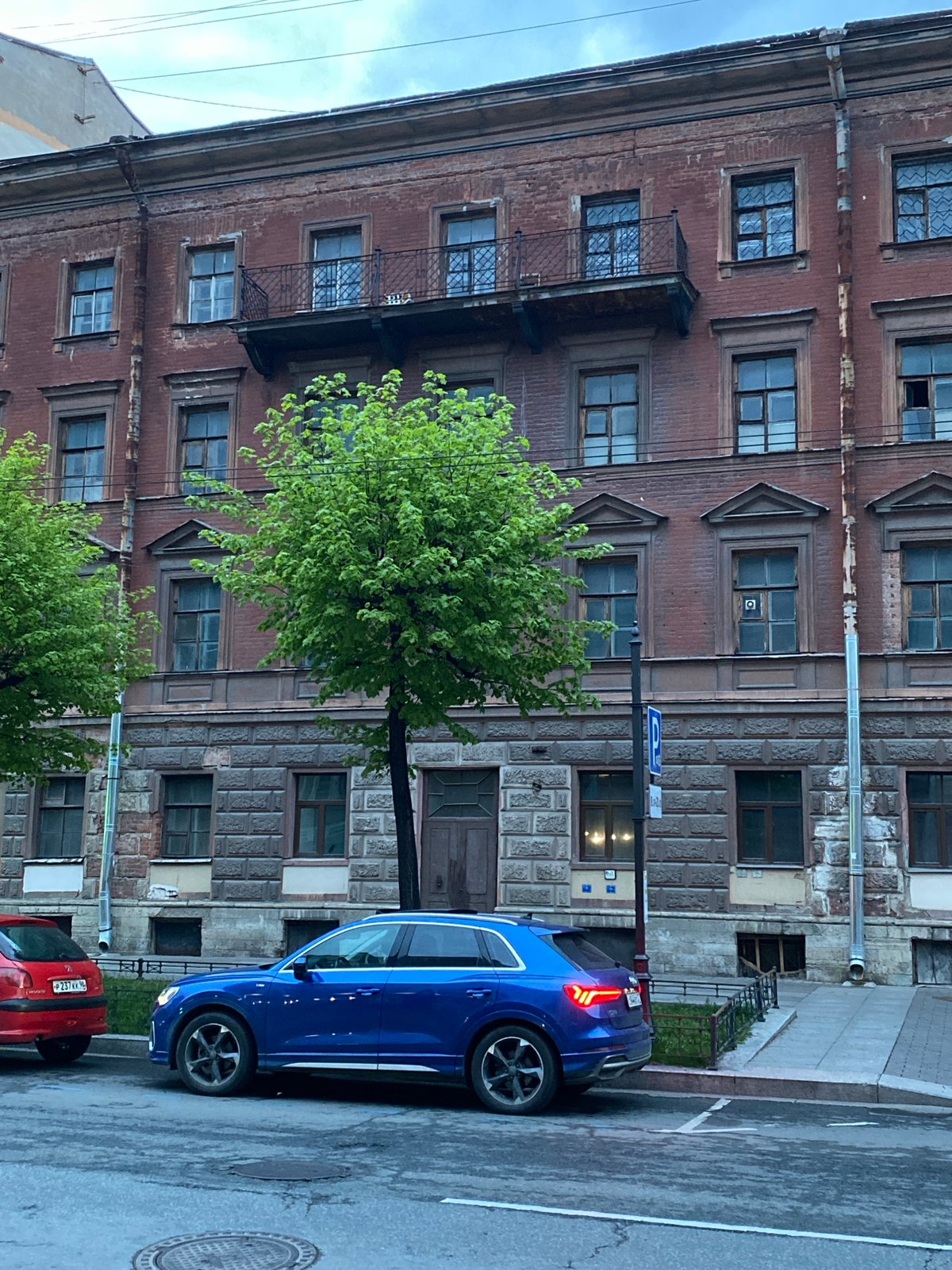 Everyday Saint Petersburg scenes captured across 40-minute span