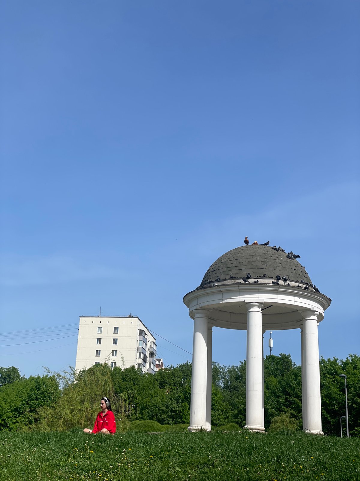 Morning park life captured in central Moscow