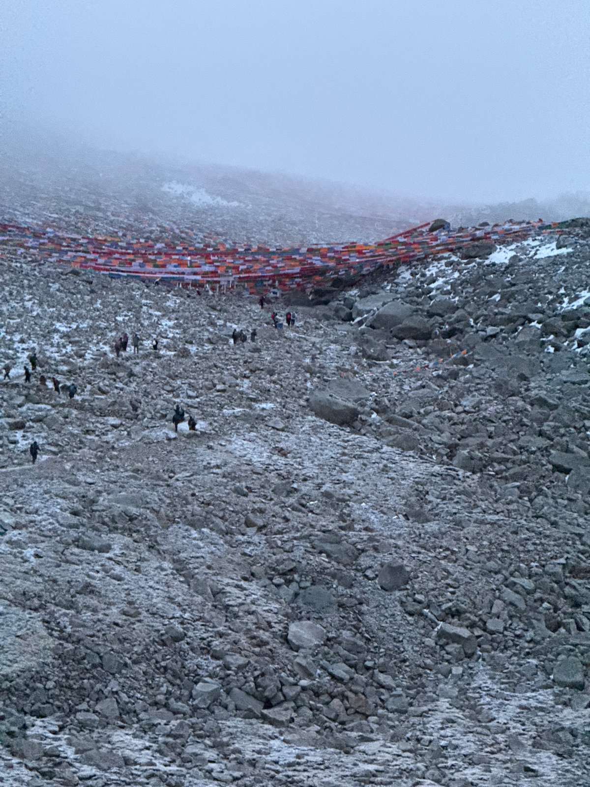 Misty mountain conditions documented in Parga town, China