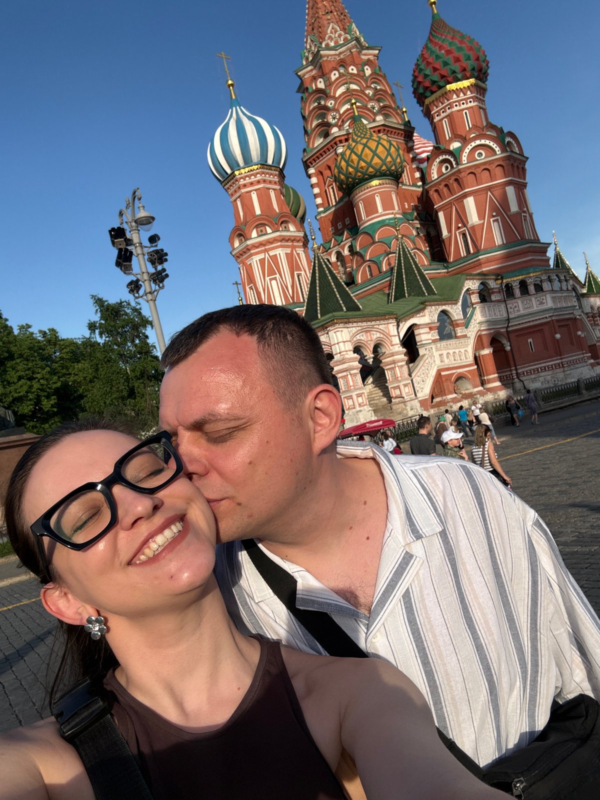 Couple photographs at St. Basil's Cathedral in Moscow