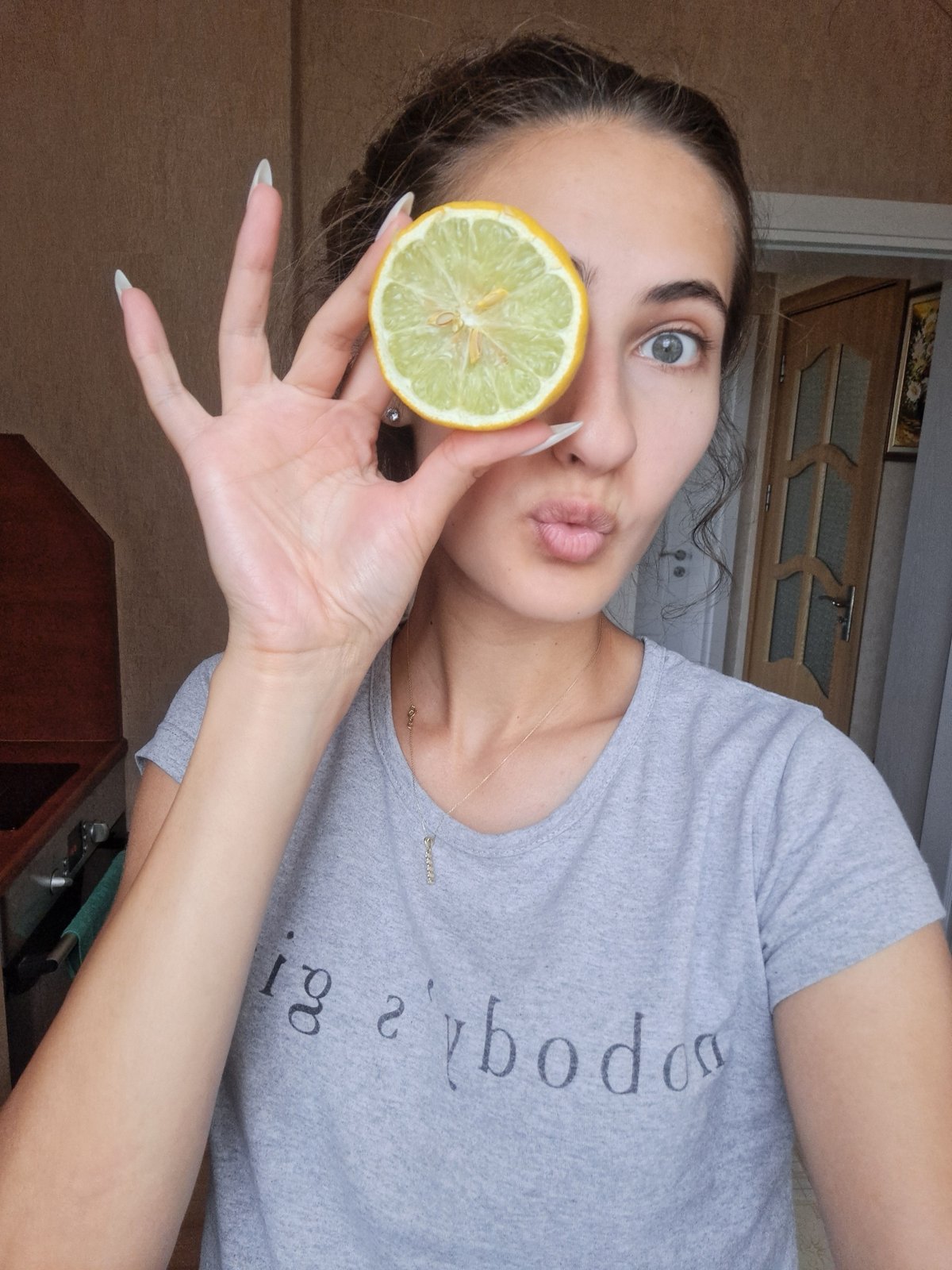 Windowsill blooms and lemon antics in Chepintsi